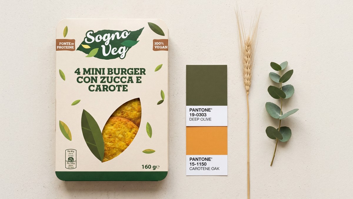 Composizione flat lay di packaging per il benessere con campioni colore e materiali naturali.